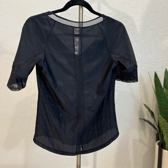 Lululemon Mesh Tee | Size 4 | Special Edition| Black/Reflective | GREAT Quality - Picture 2 of 5